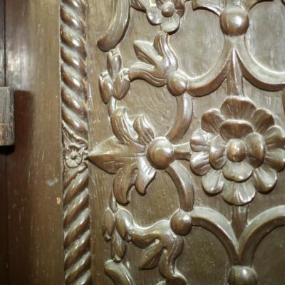 Wooden Work On The Entry Door4