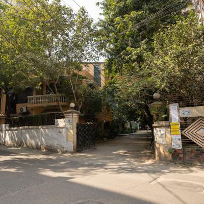 A Quiet Entry Path For Rajshahi House